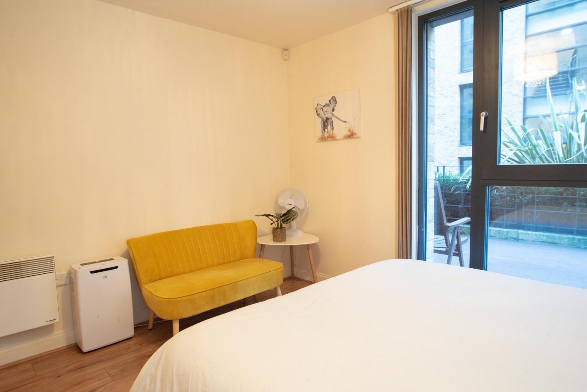 Spacious 1 Bed Apartment With Workspace, Coffee & Free Secure Parking 버밍엄 외부 사진