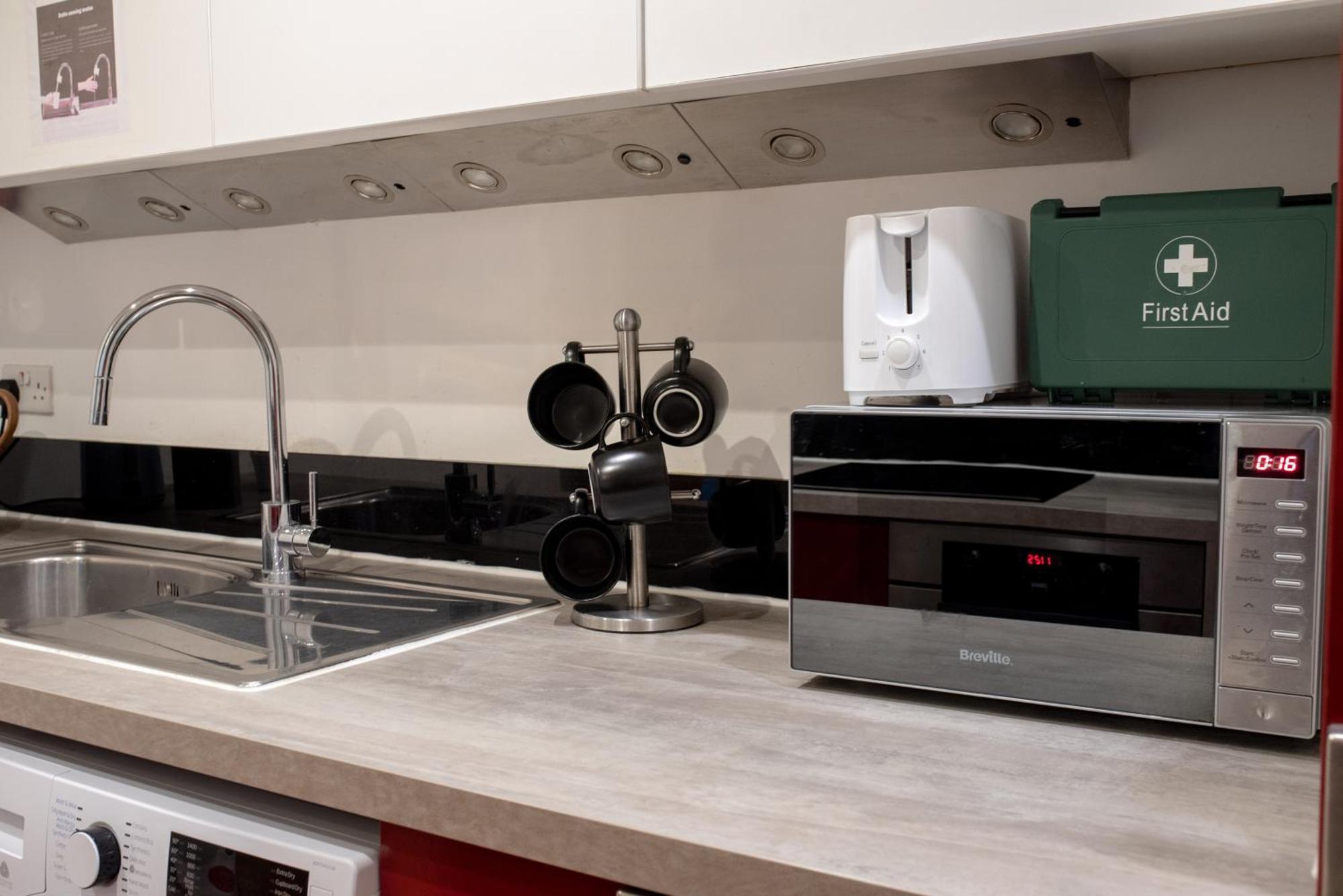 Spacious 1 Bed Apartment With Workspace, Coffee & Free Secure Parking 버밍엄 외부 사진