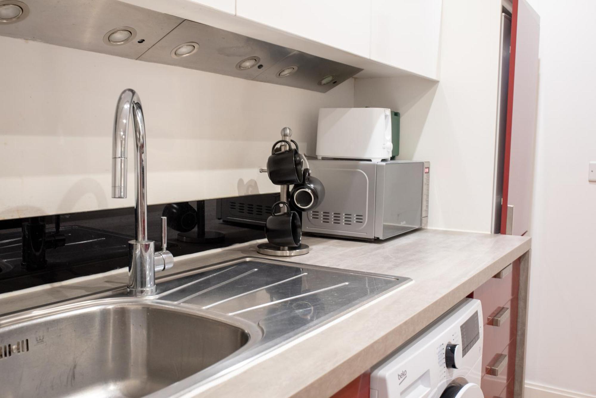 Spacious 1 Bed Apartment With Workspace, Coffee & Free Secure Parking 버밍엄 외부 사진