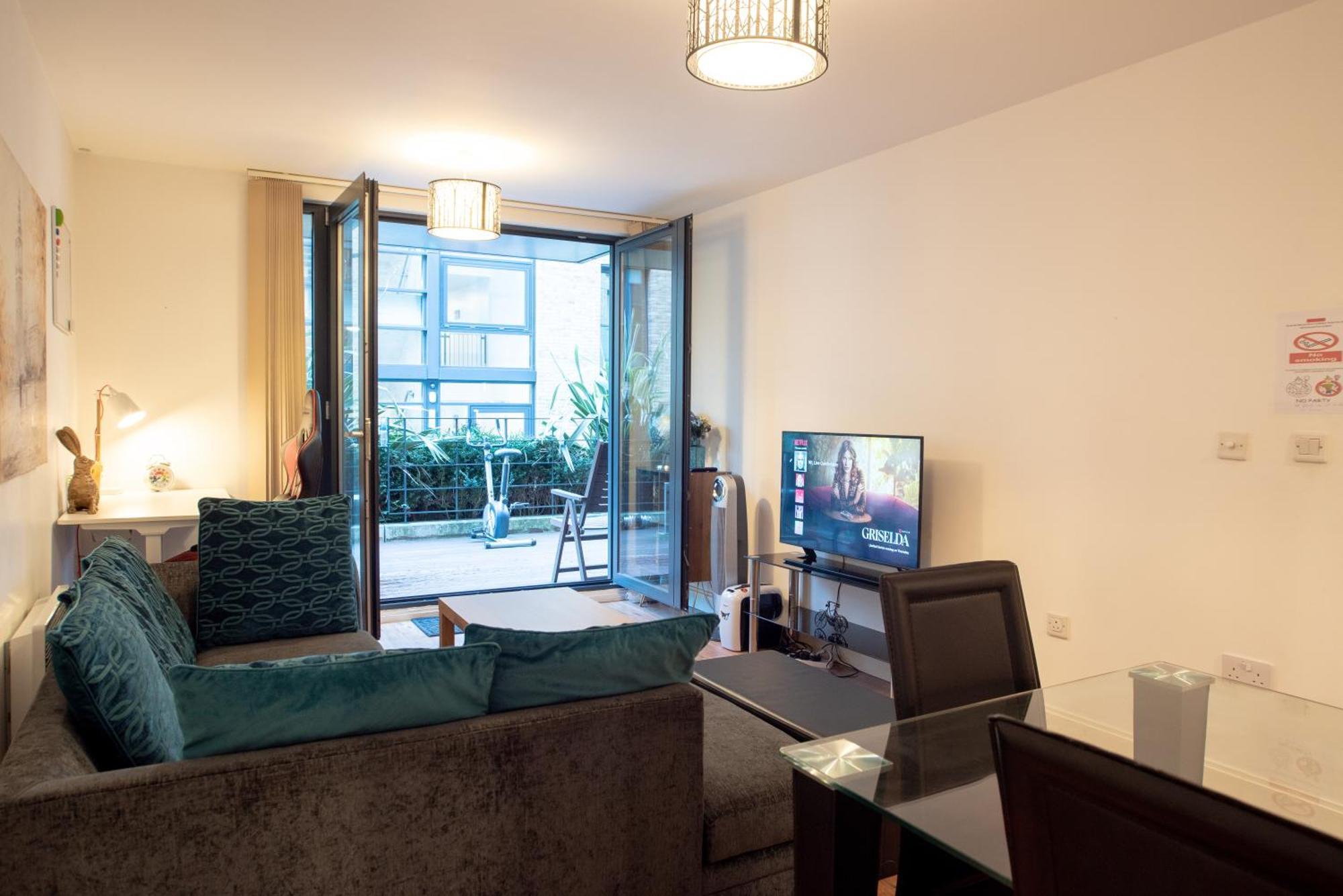 Spacious 1 Bed Apartment With Workspace, Coffee & Free Secure Parking 버밍엄 외부 사진